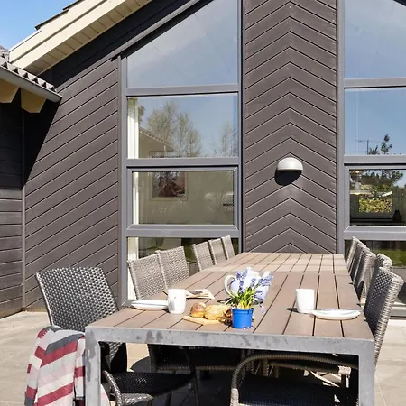 Lova - 600m From The Sea By Interhome