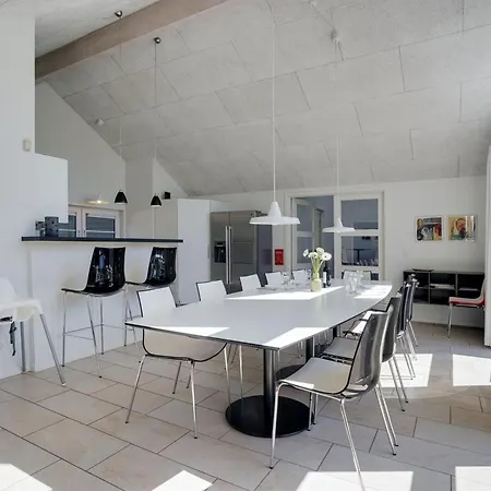 Lova - 600m From The Sea By Interhome